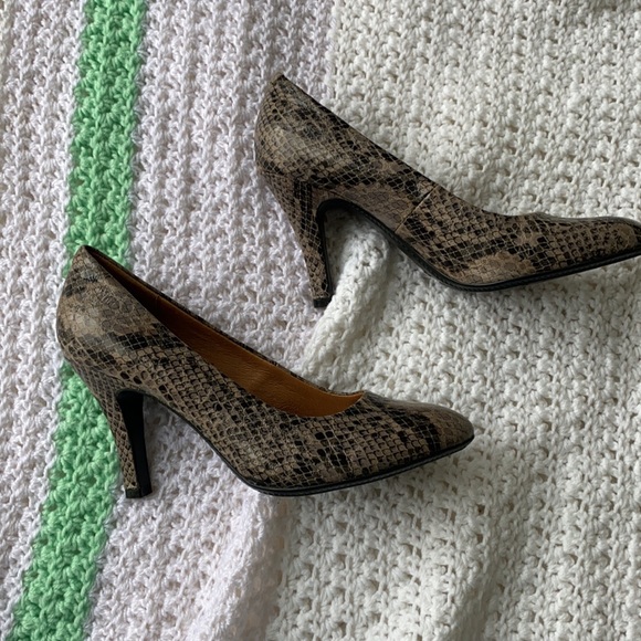 Sofft Grey & Black Stylish Patent Leather Alligator Style Pumps 8 M - Picture 2 of 6